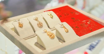 Cổ phiếu PNJ tăng trần, chứng khoán đầu tuần ảm đạm