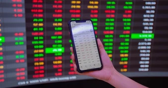 Cổ phiếu Sacombank tăng mạnh, VN-Index vượt mốc 1.900 điểm