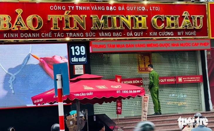 Cửa hàng vàng Bảo Tín Minh Châu giao dịch trở lại từ 12h trưa nay sau khi đột ngột đóng cửa Cửa hàng vàng Bảo Tín Minh Châu giao dịch trở lại từ 12h trưa nay sau khi đột ngột đóng cửa