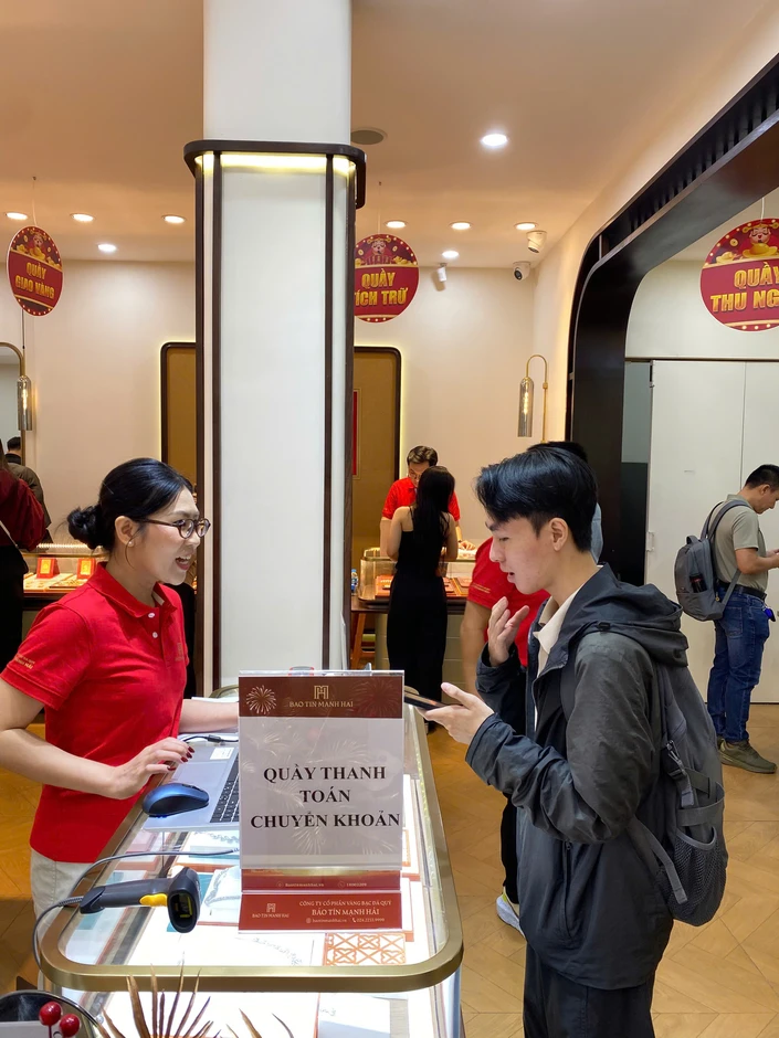 Cuối ngày 26-2, giá vàng miếng SJC bất ngờ giảm, khách nhộn nhịp đi mua Cuối ngày 26-2, giá vàng miếng SJC bất ngờ giảm, khách nhộn nhịp đi mua