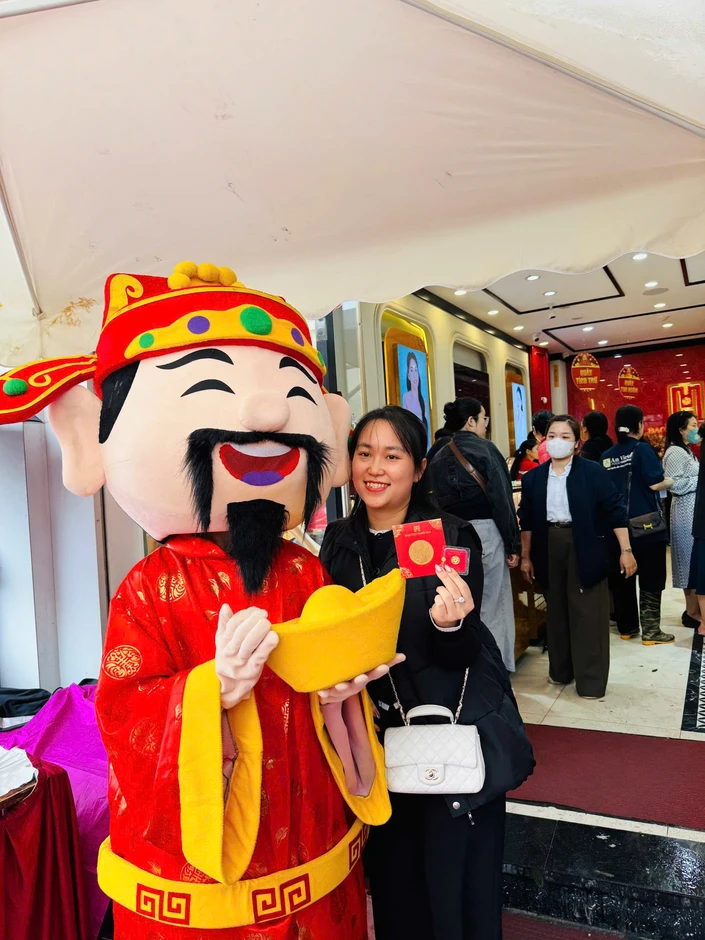 Cuối ngày 26-2, giá vàng miếng SJC bất ngờ giảm, khách nhộn nhịp đi mua Cuối ngày 26-2, giá vàng miếng SJC bất ngờ giảm, khách nhộn nhịp đi mua