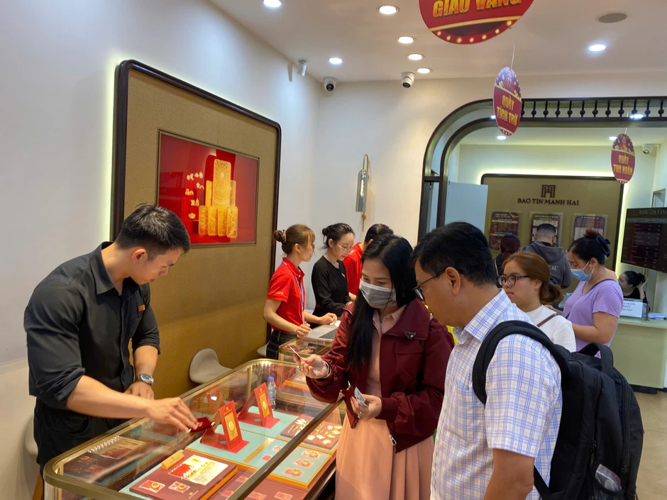 Cuối ngày 26-2, giá vàng miếng SJC bất ngờ giảm, khách nhộn nhịp đi mua Cuối ngày 26-2, giá vàng miếng SJC bất ngờ giảm, khách nhộn nhịp đi mua