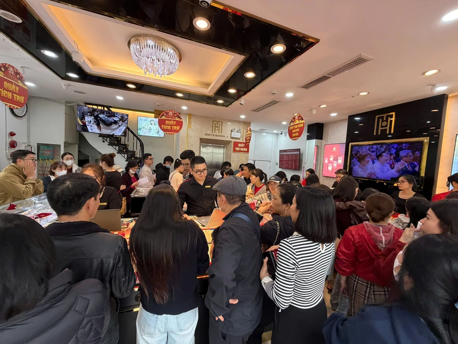 Cuối ngày 26-2, giá vàng miếng SJC bất ngờ giảm, khách nhộn nhịp đi mua Cuối ngày 26-2, giá vàng miếng SJC bất ngờ giảm, khách nhộn nhịp đi mua