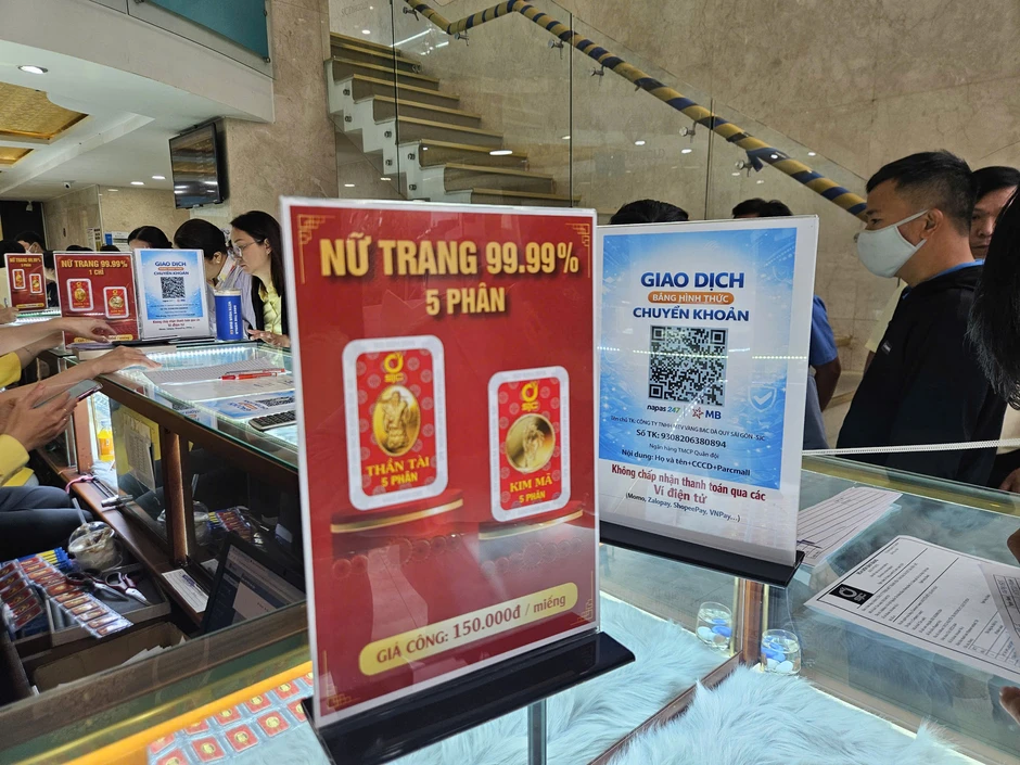 Cuối ngày 26-2, giá vàng miếng SJC bất ngờ giảm, khách nhộn nhịp đi mua Cuối ngày 26-2, giá vàng miếng SJC bất ngờ giảm, khách nhộn nhịp đi mua