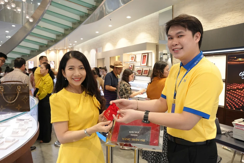 Cuối ngày 26-2, giá vàng miếng SJC bất ngờ giảm, khách nhộn nhịp đi mua Cuối ngày 26-2, giá vàng miếng SJC bất ngờ giảm, khách nhộn nhịp đi mua