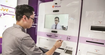 Đằng sau việc hàng nghìn người rời khỏi nhà băng