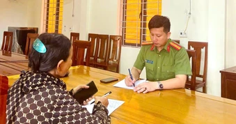 Đi bán vàng thì các tiệm vàng đóng cửa, người phụ nữ SN 1969 trực tiếp đến trình báo công an