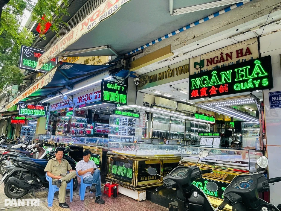 Diễn biến mới ở "phố kim cương": Khuyên khách bán kim cương, đổi sang vàng Diễn biến mới ở "phố kim cương": Khuyên khách bán kim cương, đổi sang vàng