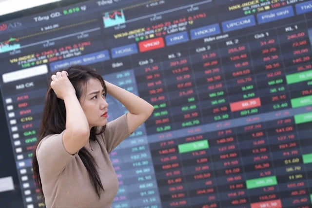 Điều gì khiến VN-Index rơi tự do gần 50 điểm, chính thức thủng mốc 1.800 điểm? Điều gì khiến VN-Index rơi tự do gần 50 điểm, chính thức thủng mốc 1.800 điểm?