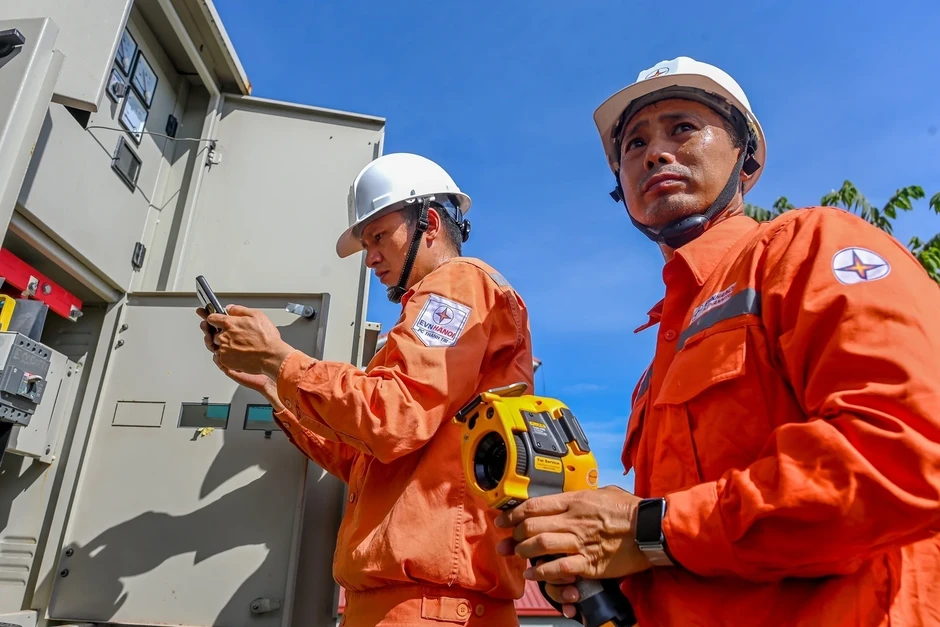 Doanh thu EVN lớn hơn Vingroup và Hòa Phát cộng lại Doanh thu EVN lớn hơn Vingroup và Hòa Phát cộng lại