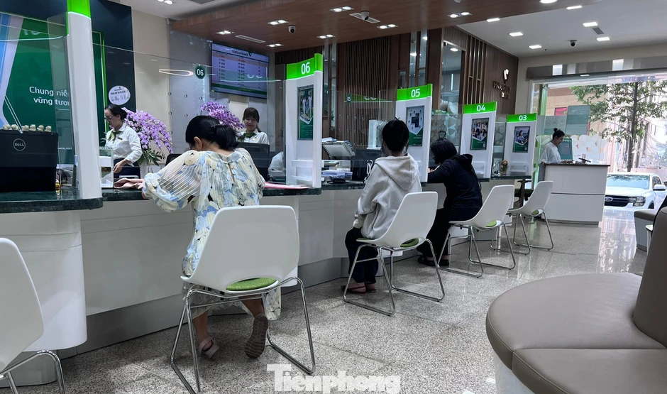 Dòng tiền khổng lồ đổ vào ngân hàng, sao doanh nghiệp không thể tiếp cận? Dòng tiền khổng lồ đổ vào ngân hàng, sao doanh nghiệp không thể tiếp cận?