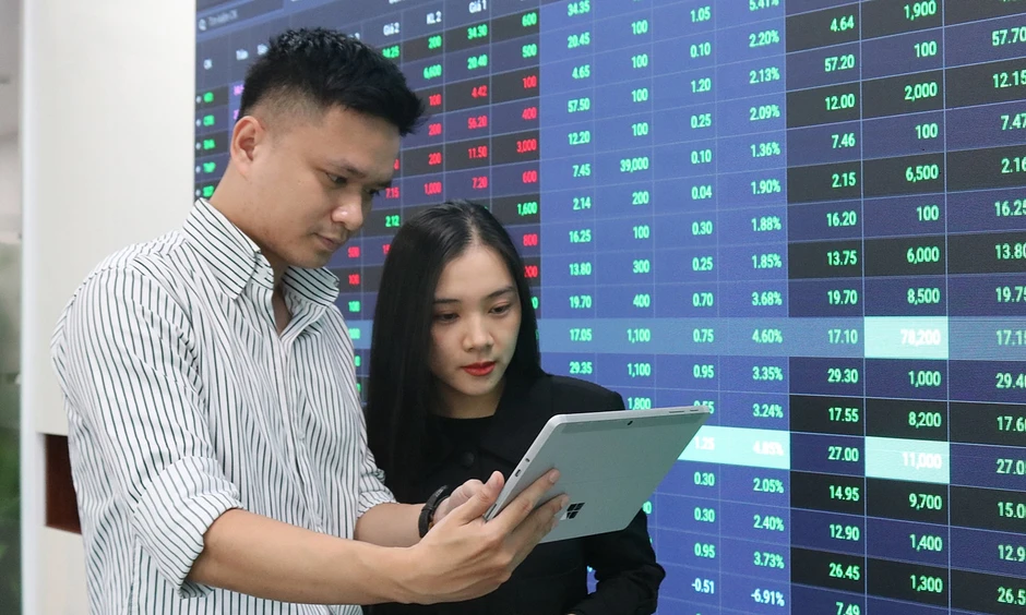 Dòng tiền 'mất hút', chứng khoán vẫn lội ngược dòng Dòng tiền 'mất hút', chứng khoán vẫn lội ngược dòng