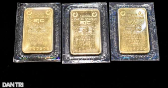 Đồng USD mạnh lên đẩy vàng thế giới lùi sâu dưới mốc 5.000 USD