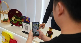 Du khách Trung Quốc có thể dùng ví điện tử Alipay để quét mã thanh toán tại Việt Nam
