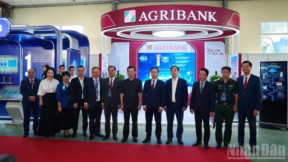 Dữ liệu dẫn lối, trí tuệ nhân tạo đồng hành, ngân hàng kiến tạo hệ sinh thái số Dữ liệu dẫn lối, trí tuệ nhân tạo đồng hành, ngân hàng kiến tạo hệ sinh thái số