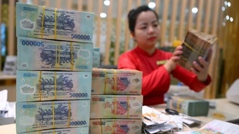Được và mất gì khi dồn hết tiền vào gửi tiết kiệm?