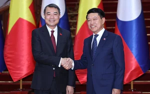 Dưới sự chứng kiến của Thủ tướng, DN của ông Đỗ Quang Hiển chốt thương vụ gần 800 triệu USD ở Lào Dưới sự chứng kiến của Thủ tướng, DN của ông Đỗ Quang Hiển chốt thương vụ gần 800 triệu USD ở Lào