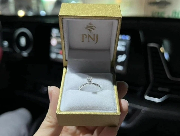 Em trai chủ tịch đăng ký mua, cổ phiếu PNJ vẫn tiếp tục giảm sàn Em trai chủ tịch đăng ký mua, cổ phiếu PNJ vẫn tiếp tục giảm sàn