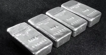 Giá bạc mất một nửa sau 4 tháng, vì sao người giữ người bán?