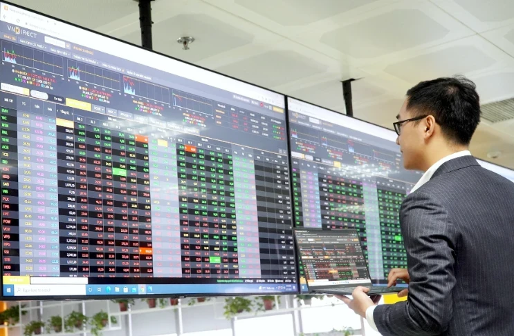 Giá cổ phiếu lao dốc, nhà đầu tư 'bắt đáy' cẩn trọng Giá cổ phiếu lao dốc, nhà đầu tư 'bắt đáy' cẩn trọng