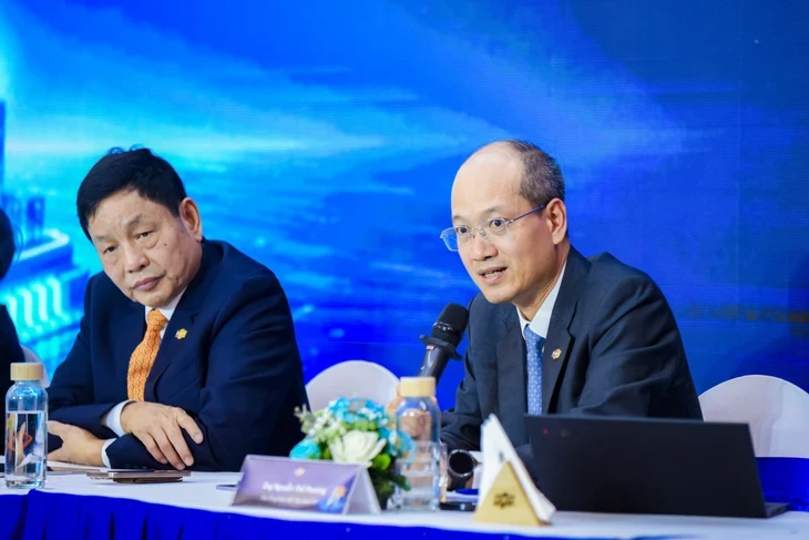 Giá cổ phiếu giảm liên tục, cổ đông gợi ý ‘đỡ’ giá, lãnh đạo FPT nói 'sẽ cân nhắc' Giá cổ phiếu giảm liên tục, cổ đông gợi ý ‘đỡ’ giá, lãnh đạo FPT nói 'sẽ cân nhắc'