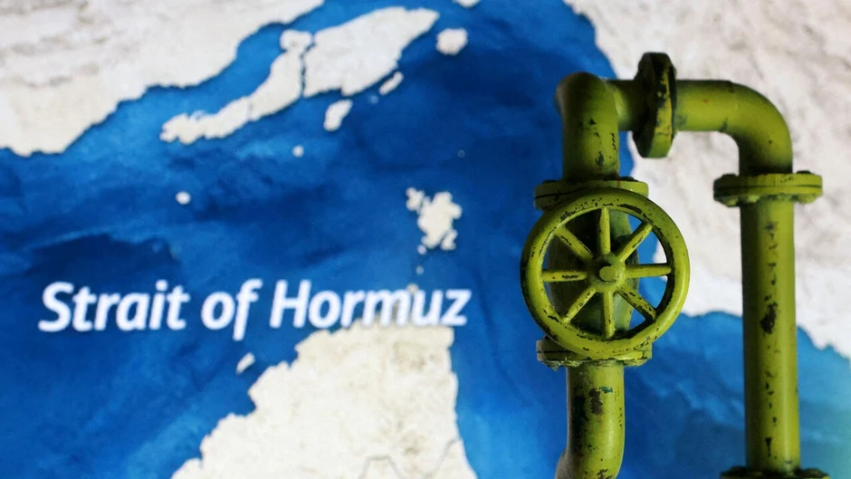 Giá dầu Brent rơi thẳng đứng và ẩn số từ eo biển Hormuz Giá dầu Brent rơi thẳng đứng và ẩn số từ eo biển Hormuz