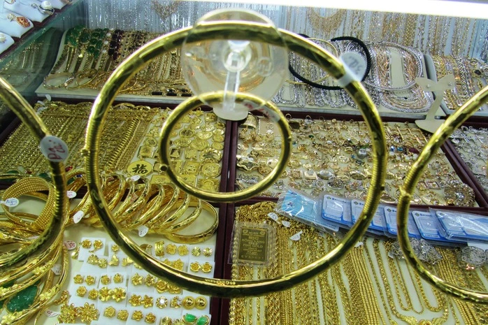 Giá giảm tiếp, người mua vàng SJC, vàng nhẫn 1 tháng qua lỗ 15 triệu đồng Giá giảm tiếp, người mua vàng SJC, vàng nhẫn 1 tháng qua lỗ 15 triệu đồng