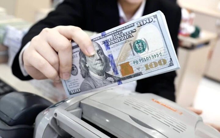 Giá USD tăng kịch trần, thị trường tự do vượt 27.000 đồng/USD
