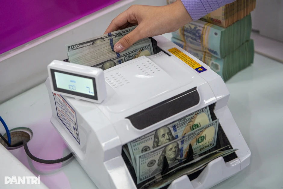 Giá USD thị trường tự do thấp hơn ngân hàng, chuyên gia lý giải Giá USD thị trường tự do thấp hơn ngân hàng, chuyên gia lý giải