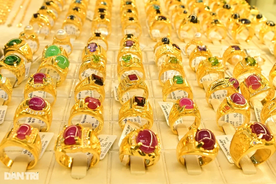 Giá vàng “bốc hơi” gần 30 triệu đồng từ đỉnh, người mua lỗ nặng Giá vàng “bốc hơi” gần 30 triệu đồng từ đỉnh, người mua lỗ nặng