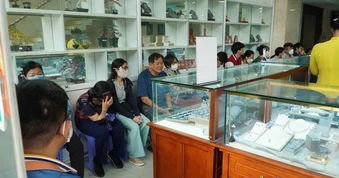 Giá vàng giảm mạnh vào tối 19 - 3 , thị trường chao đảo không ngừng