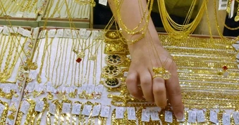 Giá vàng hôm nay 26 - 5: Tăng mạnh nhờ đồng USD suy yếu và giá dầu giảm