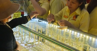 Giá vàng hôm nay 27-2: Tiếp tục sụt giảm