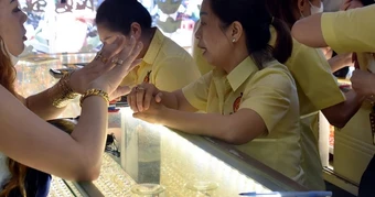 Giá vàng hôm nay, 4-3: Vàng thế giới giảm gần 300 USD