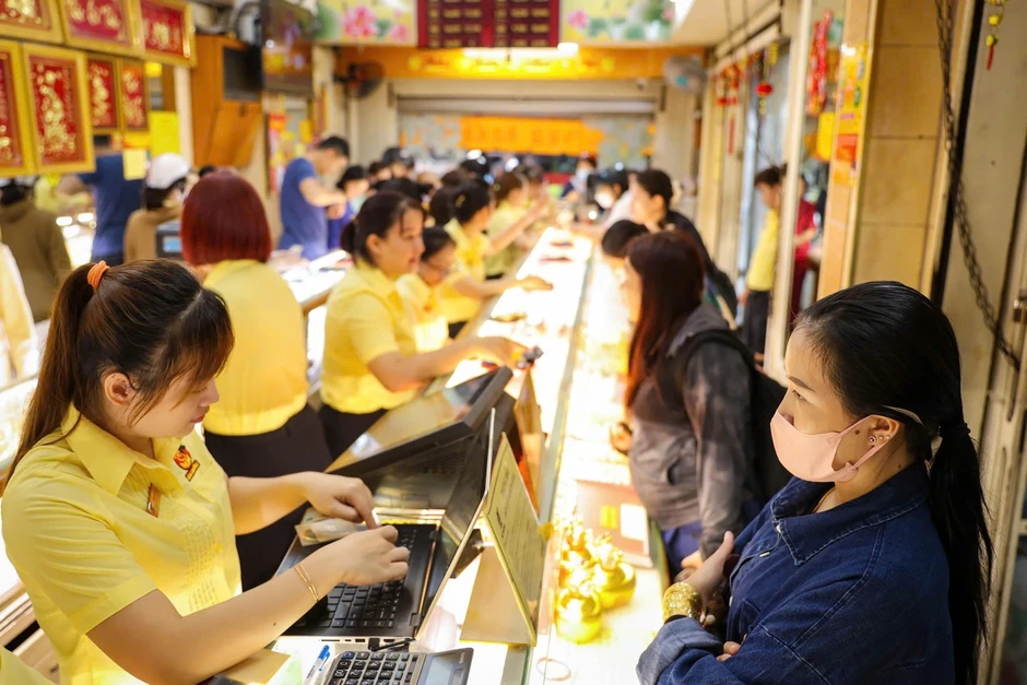 Giá vàng hôm nay 8.3.2026: Người mua lỗ 5 triệu đồng sau một tuần Giá vàng hôm nay 8.3.2026: Người mua lỗ 5 triệu đồng sau một tuần