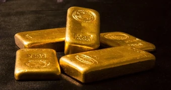 Giá vàng lùi sâu về mốc 4.500 USD: Điều gì đang giữ chân kim loại quý?