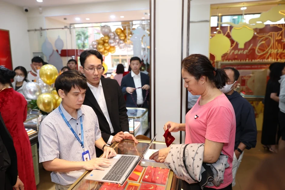 Giá vàng miếng SJC chợ đen rẻ hơn giá niêm yết