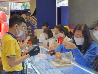 Giá vàng phục hồi sau cú giảm sâu