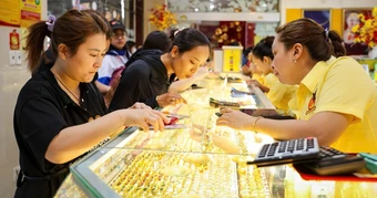 Giá vàng tăng cao, chứng khoán lao dốc