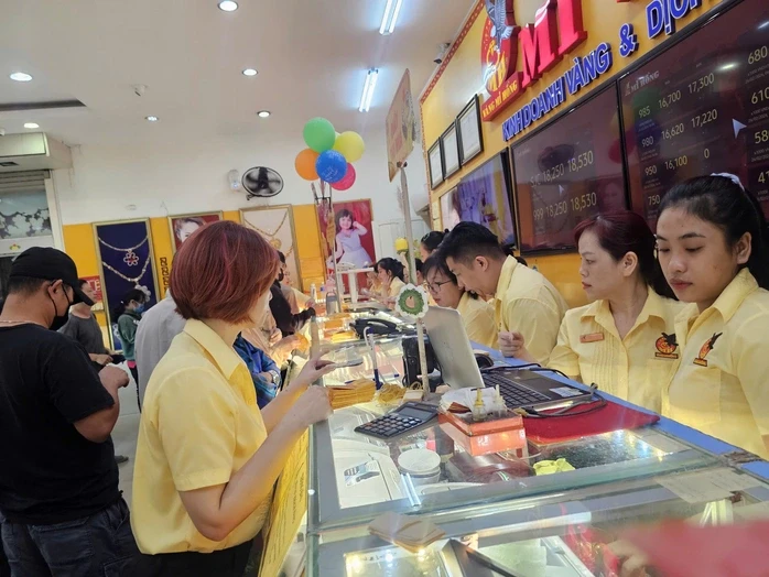 Giá vàng tăng mạnh, nhiều người tiếc nuối vì mất cơ hội mua giá thấp Giá vàng tăng mạnh, nhiều người tiếc nuối vì mất cơ hội mua giá thấp