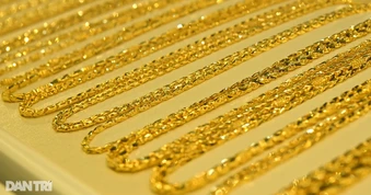 Giá vàng thế giới bỗng tăng vọt từ đáy, vượt 4.700 USD/ounce