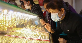 Giá vàng thế giới giảm mạnh trong đêm, vẫn rẻ hơn trong nước 23 triệu đồng