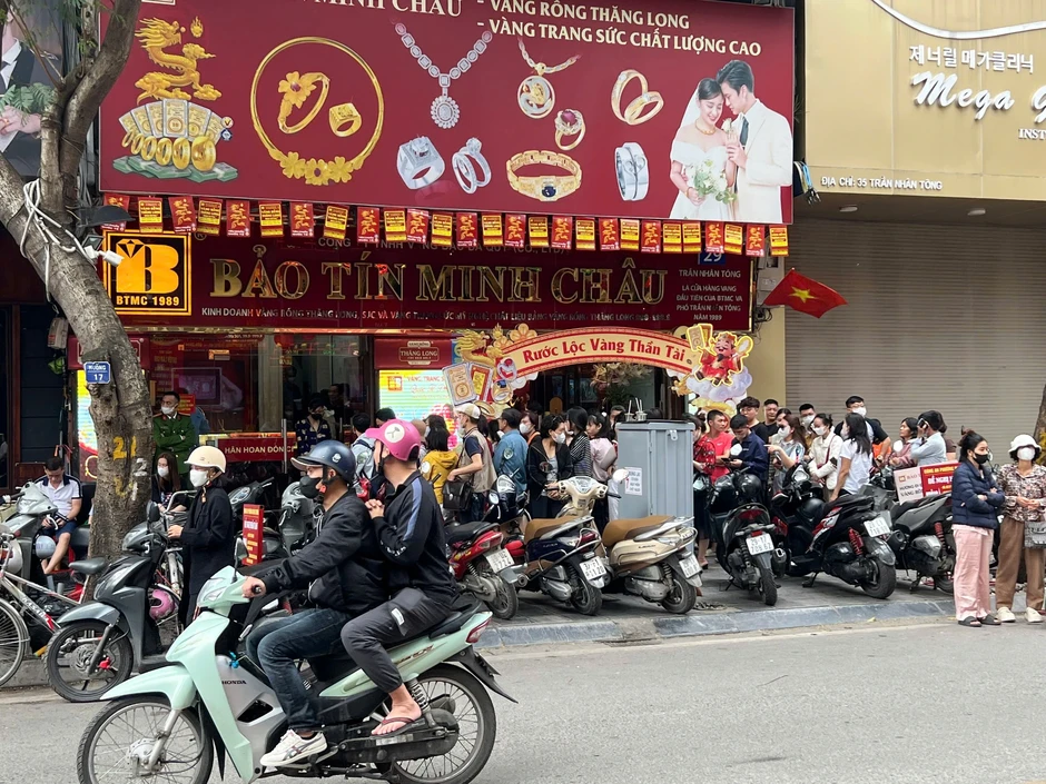 Giá vàng trên chợ mạng tăng loạn xạ Giá vàng trên chợ mạng tăng loạn xạ