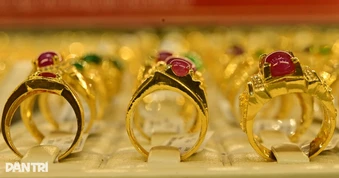 Giá vàng trong nước giảm, giá thế giới bất ngờ tăng hàng trăm USD