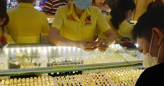 Giá vàng trong nước ngược dòng với giá vàng thế giới