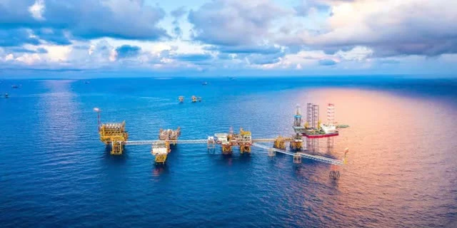 Giàn khoan sâu 3.000m của Việt Nam rung chuyển, mũi khoan chệch hướng bất ngờ báo trúng lớn, dòng dầu phun mạnh với lưu lượng 1.000tấn/ngày, công nghệ cao xuất hiện Giàn khoan sâu 3.000m của Việt Nam rung chuyển, mũi khoan chệch hướng bất ngờ báo trúng lớn, dòng dầu phun mạnh với lưu lượng 1.000tấn/ngày, công nghệ cao xuất hiện