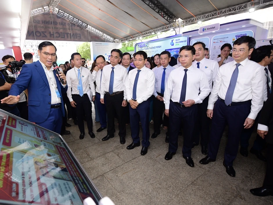 Giao dịch không tiền mặt bùng nổ, giá trị gấp 28 lần GDP