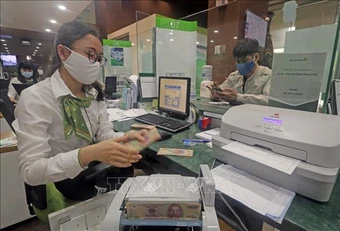 Giữ mặt bằng lãi suất giữa 'vòng xoáy' áp lực