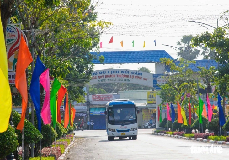 Hàng loạt sai phạm tại Ban quản lý khu du lịch quốc gia Núi Sam và Núi Cấm Hàng loạt sai phạm tại Ban quản lý khu du lịch quốc gia Núi Sam và Núi Cấm