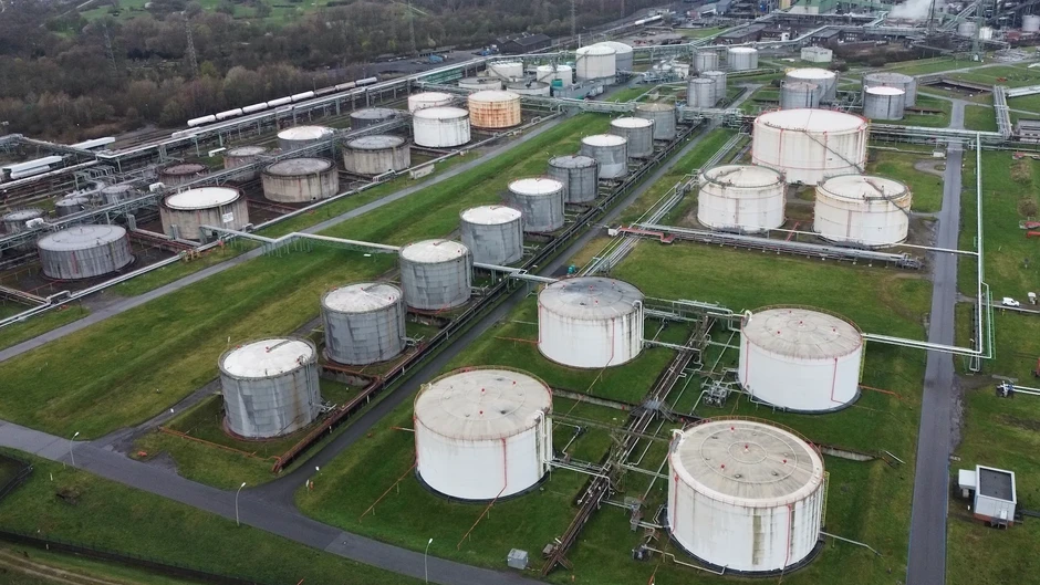 IEA xả 400 triệu thùng dầu, giá dầu lao dốc
